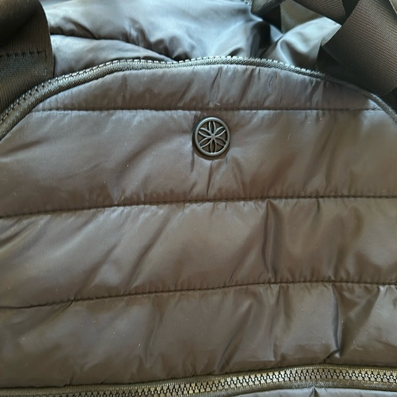 Quilted GAIAM lite traveler duffel bag - Picture 12 of 16